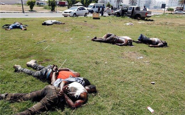 Terror fascista de los asesinos de Al Qaeda metidos en Trípoli por la OTAN. Los patriotas libios capturados, atados por la espalda y asesinados