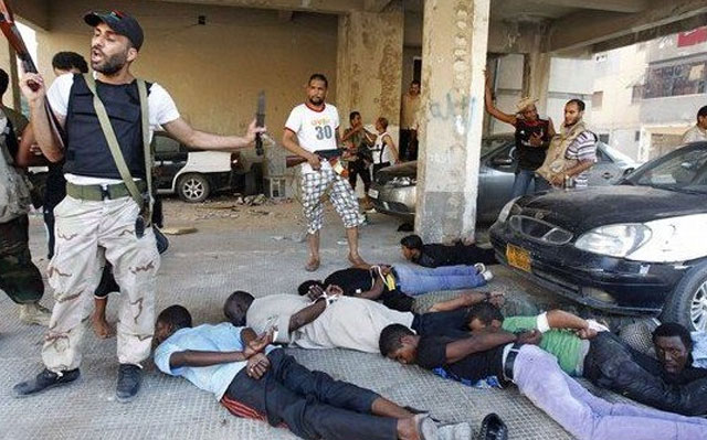 Los terroristas entrenados por la OTAN aterrorizando a ciudadanos negros e instaurando la "democracia" en Libia