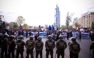 Policia del Gobierno de Piñera no permitió la manifestación pacifica de miles de estudiantes