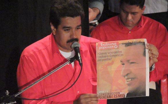 Nicolás Maduro y Tribuna Popular Especial mostrando a los dos gallos revolucionarios venezolano, El PCV y el Presidente Chávez
