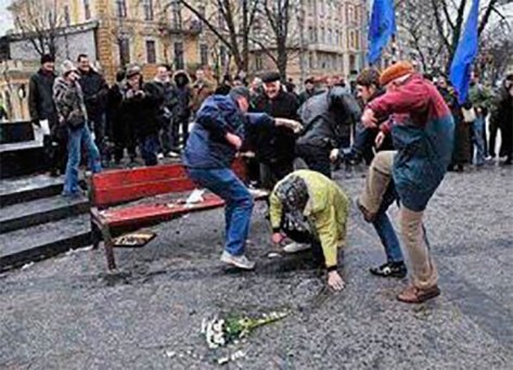 Bandidos neonazis atacan cobardemente a una anciana camarada sovitica que pretenda colocar flores en estatua de Lenin en Ucrania