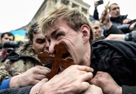 El camarada Vasilko ultrajado en pblico con una cruz por la horda neonazi