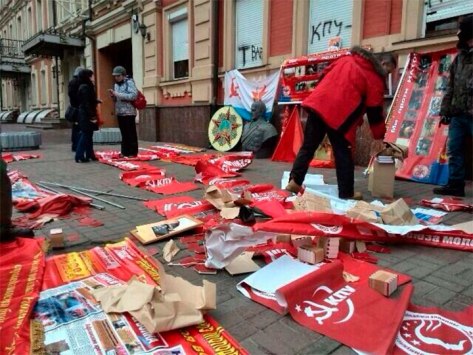 Los neonazis han asaltado la sede del PCU de Kiev y esparcido en la calle su material