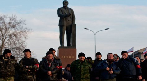 Lenin en la capital de Crimea, Simferopol, a cuyo alrededor el pueblo se organiza para defender su soberanía y su rechazo al fascismo otaniano