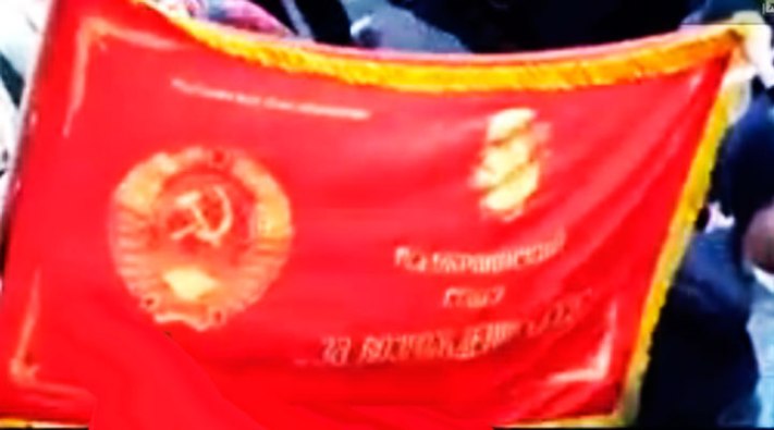 Los manifestantes entonan el himno de la Unión de República Socialista soviética (URSS)