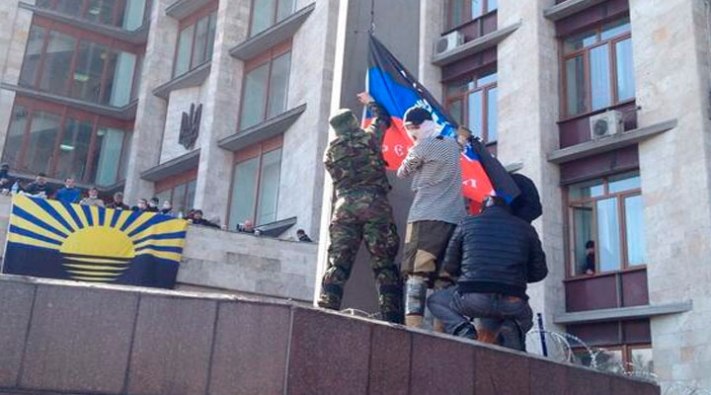 Colocan la bandera de la República Popular de #Donetsk en el edificio de la Administración