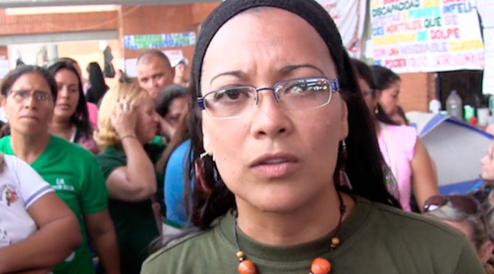 Yenny Sánchez, una de las voceras del Colectivo de lucha de trabajadores de la educación, explicando los motivos de la toma de la zona educativa del estado Lara