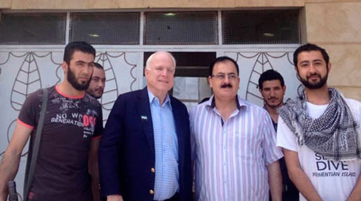 John McCain reunido en Siria con un grupo de terroristas