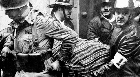 El cadaver de Salvador Allende es sacado de La Moneda por militares y Bomberos.