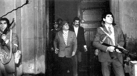 Esta es la última fotografía de Allende, armado en el balcón de La Moneda dispuesto a morir en la defensa del cargo que el pueblo le confió