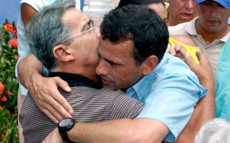 VenezuelaSeRespeta - Colombia  - Página 21 Capriles-abraza-a-uribe