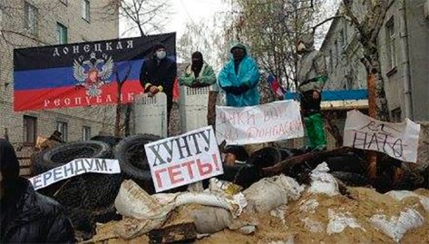Barricada en la ciudad obrera de Zhdanovka, pueblo obrero de 12.500 habitantes Donbass, para enfrentar el fascismo de la OTAN
