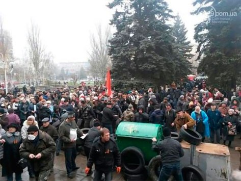 Las masas en Mariupol, a 120 km al sur de Donetsk han ocupado la administración municipal.