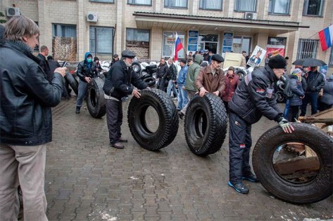 Los obreros de Kramatorsk a 70 km al norte de Donestsk han tomado el sábado en la noche la sede de la Policía y preparan fuertes barricadas.