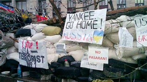 Los camaradas de Donetsk emplean un lenguaje muy facil de entender: NO PASARAN y YANKEE GO HOME. Viva el Donetsk soviético!