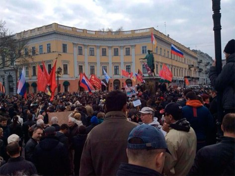 En Donetsk las masas con banderas de Rusia y del Partido Comunista de Ucrania (PCU)