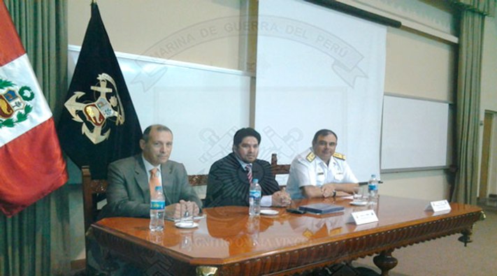 Joseph Humire (centro) en la Escuela Superior de Guerra Naval del Perú