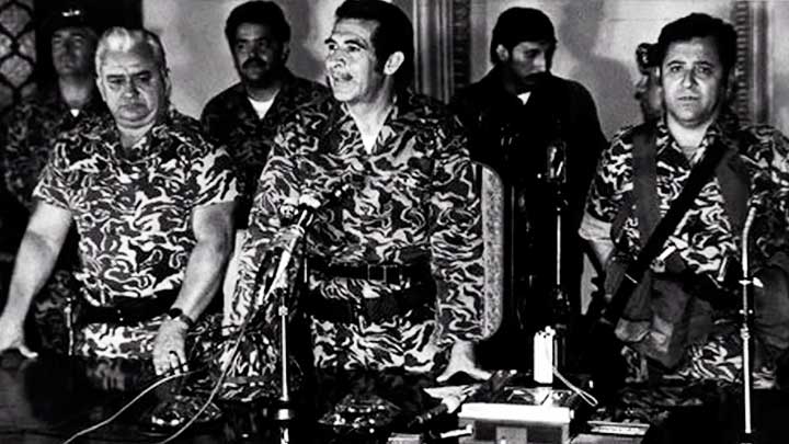 El general Efraín Ríos Montt (en el centro), anunciando la formación de una junta militar en 1982. YOUTUBE / Oscar Ovalle