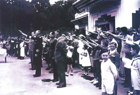 En el Hipódromo de Caracas, frente al actual Pedagógico de El Paraíso, en 1938, durante la visita de un oficial de la marina alemana nazi