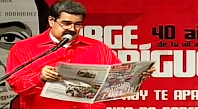 El Presidente Nicolás Maduro leyendo Tribuna Popular
