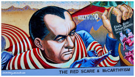 El senador estadounidense Joseph McCarthy y su persecución a artistas y cineastas de quienes sospechaba ser comunistas.